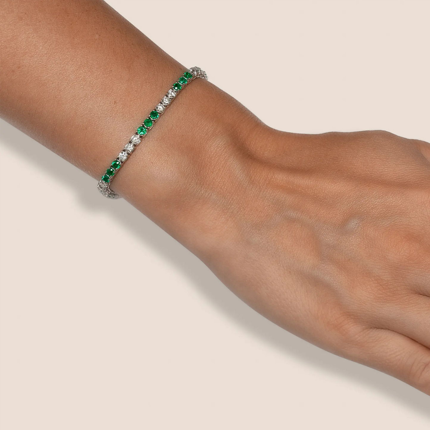 18K White Gold Diamond & Green Emerald Tennis Bracelet Tw. 4.14 carat