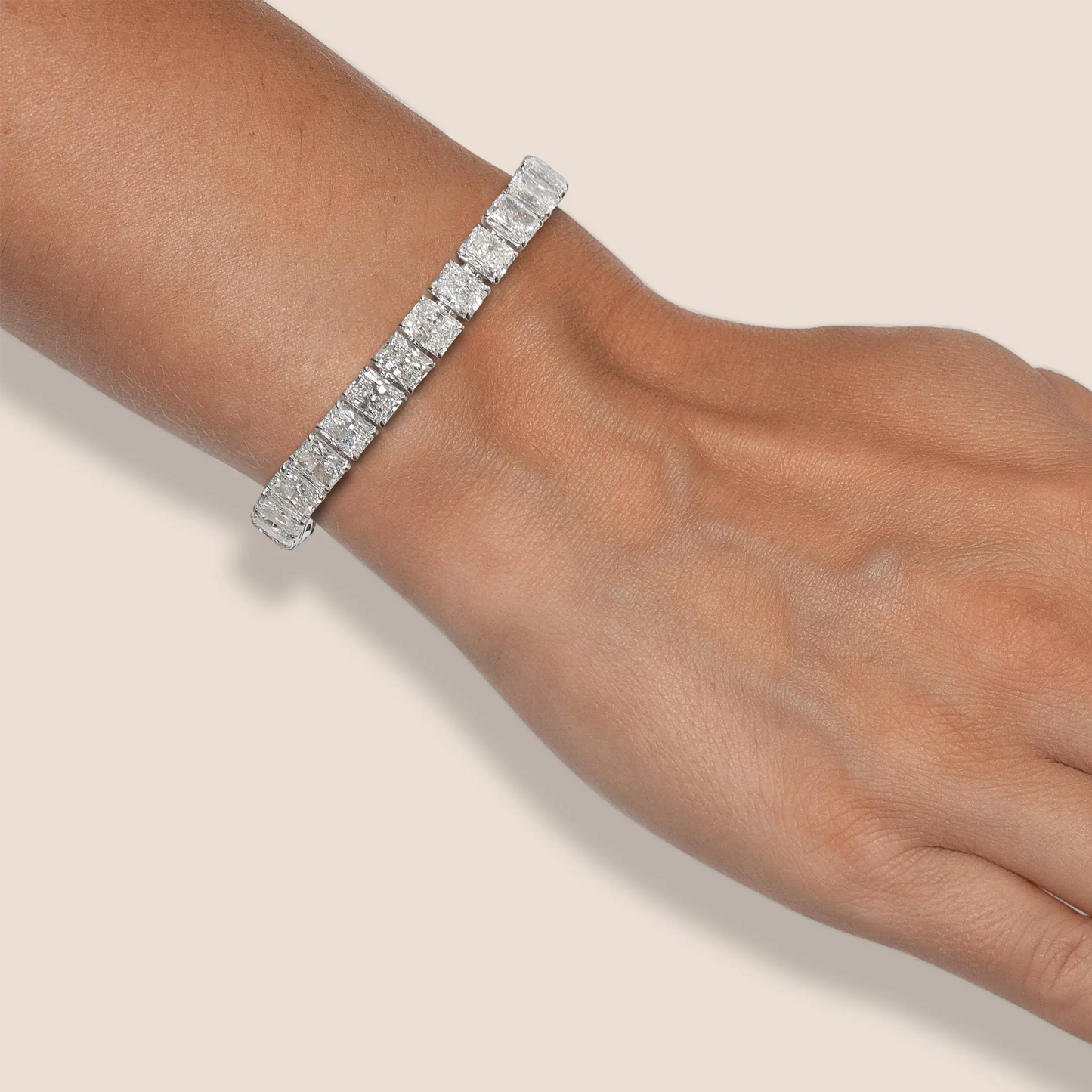 18K White Gold Tennis Bracelet Tw. 32.20 carat